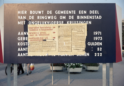 801627 Afbeelding van een bouwbord van de gemeente Utrecht voor de in aanleg zijnde Catharijnebaan te Utrecht, met ...